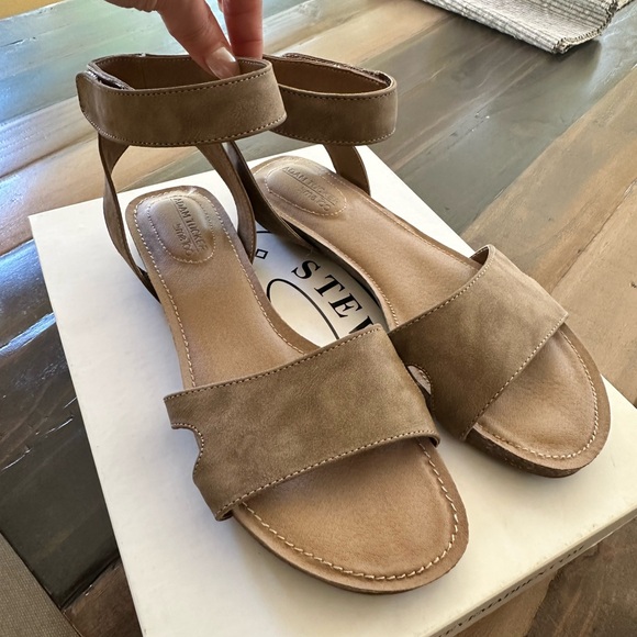 Adam Tucker Sandals - Picture 7 of 10